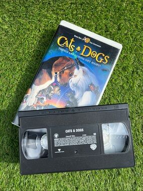 VINTAGE 📼 VHS Cats & Dogs 2001 Warner Brothers Y2K nostalgia *UNTESTED* GUC